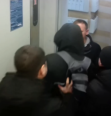 Кадр из видео задержания Артёма Загребельного